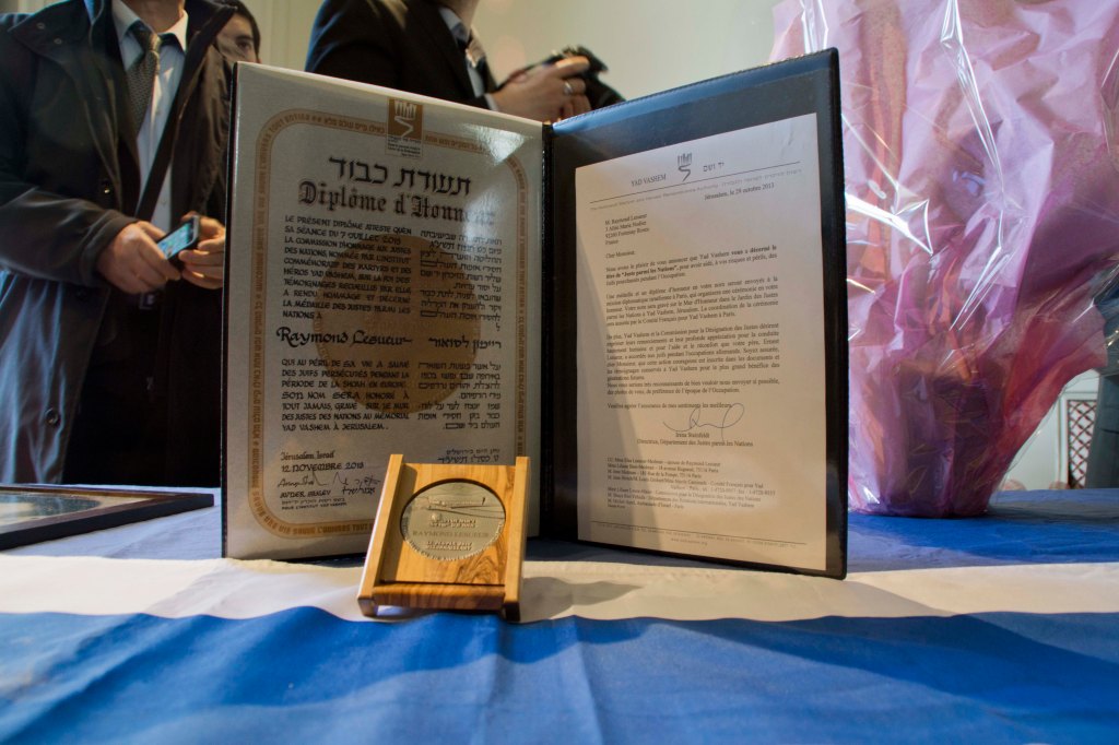 Diplôme et médaille remis à Raymond Lesueur - © Mélina Huet