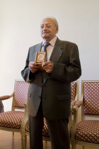 Raymond Lesueur, recevant sa médaille de Juste parmi les Nations - © Mélina Huet